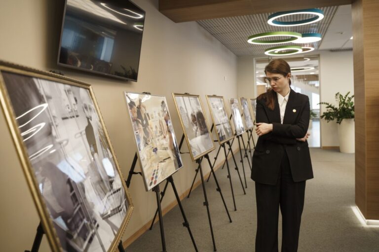 В Минпросвещения России проходит фотовыставка «Госпитальные школы: миссия во имя жизни»