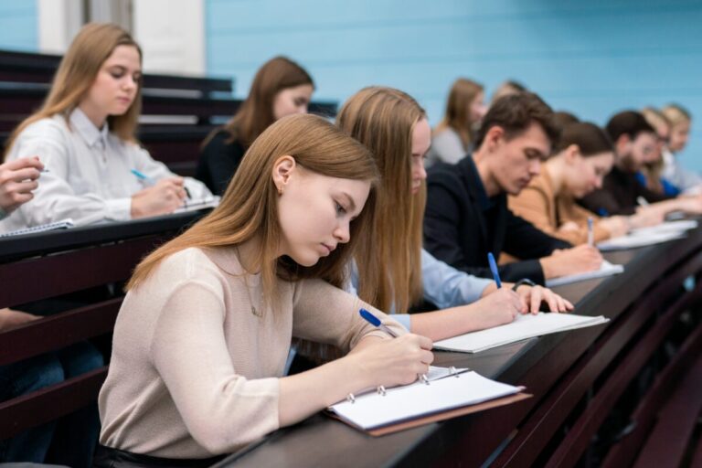 Владимир Путин предложил создать в вузах факультеты русского языка и литературы