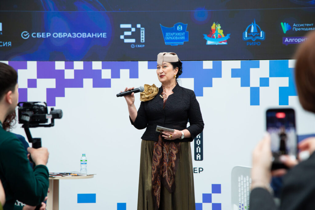 Дорасти до человечности: на конференции «Педагоги будущего» прошел поэтический вечер Марины Верналис