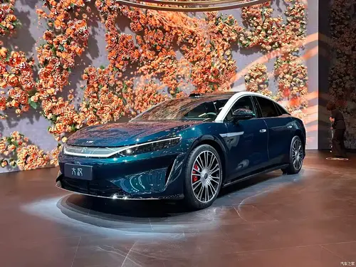 Такой же большой, как Mercedes-Benz S-класса, только в четыре раза дешевле, с полным приводом, 775 л.с. и запасом хода 1000 км. Представлен флагманский BYD Dahan