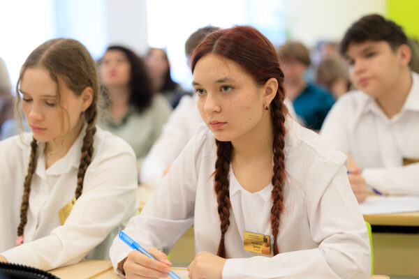 Единые программы, экспертиза учебников: какие законы об образовании приняла Госдума